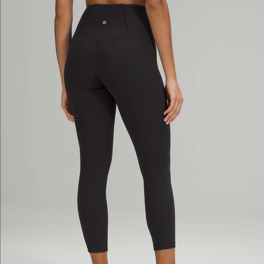 Lululemon Nulu Mesh Panels High-Rise Tight 25"
Black size 2
